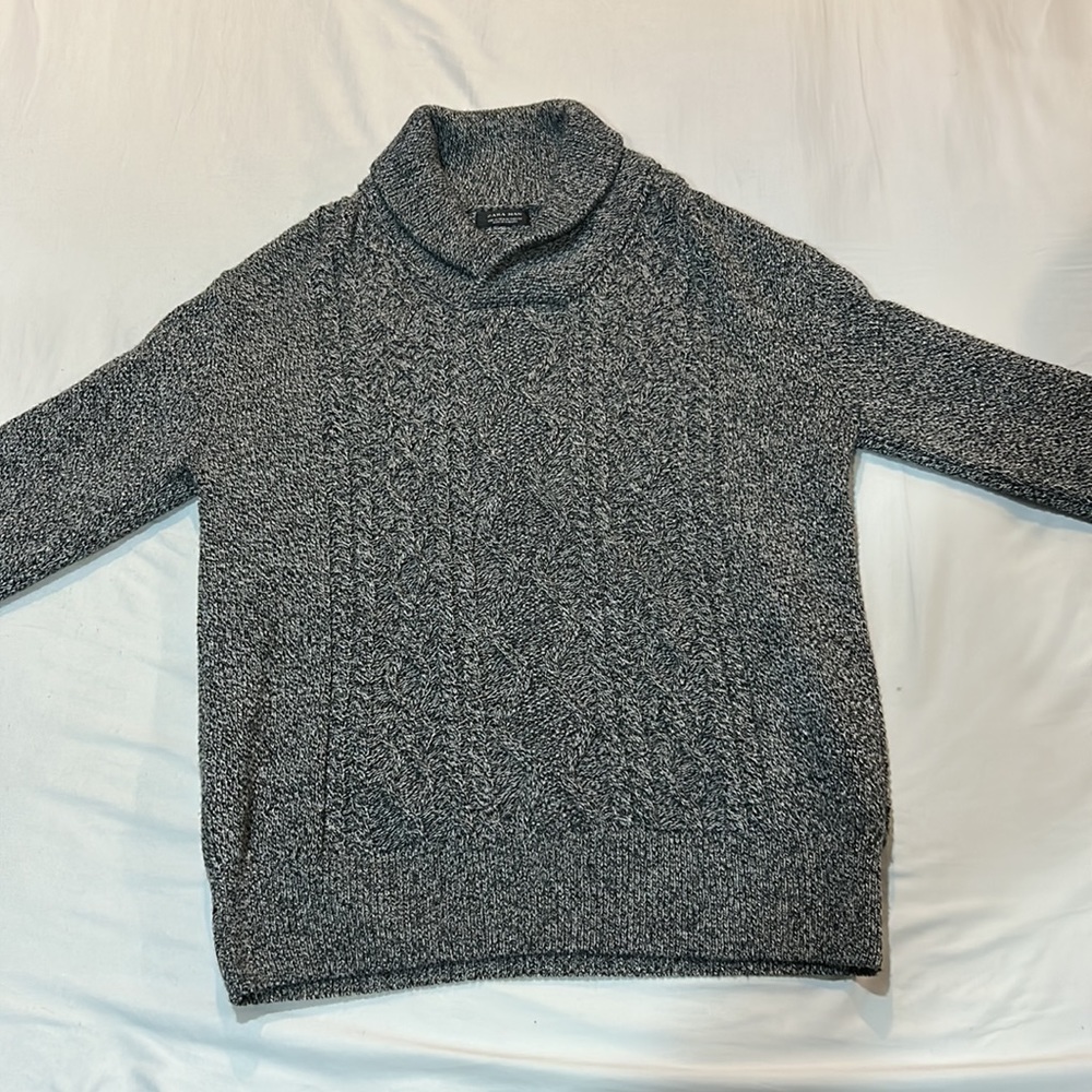 4 sweaters in bundle - Picture 2 of 13